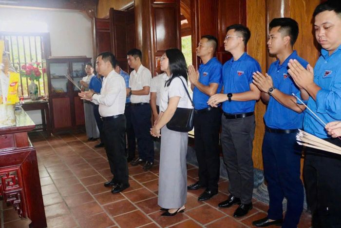 Đoàn công tác đã thành kính dâng hương tại Nhà tưởng niệm người có công với Tổ quốc và dâng hương, hoa tại Đài tưởng niệm Nghĩa trang Liệt sỹ phường Nam Hoa Lư (KV Ninh An cũ), tưởng nhớ các Anh hùng liệt sĩ đã hy sinh vì sự nghiệp đấu tranh giải phóng dân tộc