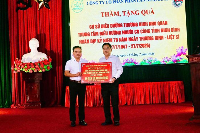 Ông Phùng Quang Trung - Tổng Giám đốc Công ty CP Phân lân Ninh Bình trao tặng số tiền 50 triệu đồng cùng các phần quà trị giá 15 triệu đồng cho Cơ sở Điều dưỡng thương binh Nho Quan nhân dịp 27/7 