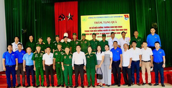 Đoàn chụp ảnh lưu niệm với các Cựu chiến binh tỉnh Ninh Bình