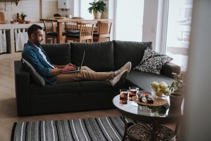 Họ thoải mái mang giày và ngồi chơi trên sofa.
