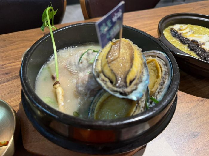 Trấn Thành khoe ảnh ăn gà hầm sâm và cháo bào ngư ở quê nhà của bà xã