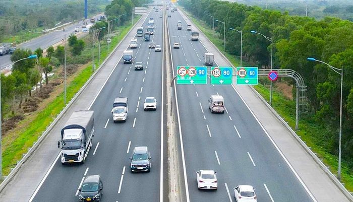 Cục CSGT đề xuất bố trí “làn vượt xe” trên cao tốc, xử lý tình trạng xe chạy chậm bám làn trái (ảnh minh họa).