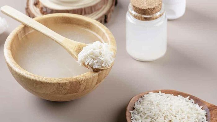 Nước vo gạo có thể dùng để làm sạch đồ vật, khử mùi và tưới cây. Ảnh minh họa