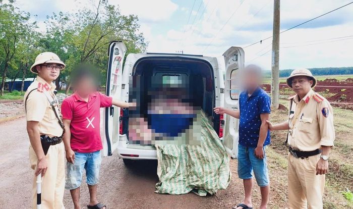 Tài xế (áo đỏ) chở hơn 1,1 tấn thịt heo không rõ nguồn gốc bị lực lượng chức năng phát hiện, thu giữ.