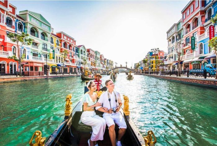 Du khách ngồi thuyền Gondola du ngoạn kênh đào Venice nước Ý ngay tại đảo ngọc Phú Quốc. ẢNH: TRUNG HIẾU/ Thanh niên.