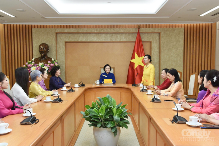 Chủ tịch Hiệp hội Văn hóa Áo dài Việt Nam Đặng Thị Bích Liên phát biểu tại buổi gặp mặt. Ảnh: VGP