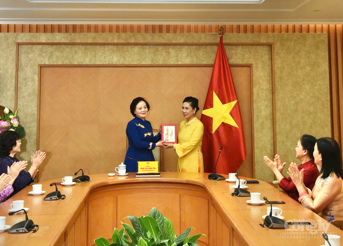Phó Thủ tướng mong muốn các hội viên tiếp tục phát huy vai trò trong việc gìn giữ, tôn vinh và quảng bá tà áo dài Việt Nam. Ảnh: VGP