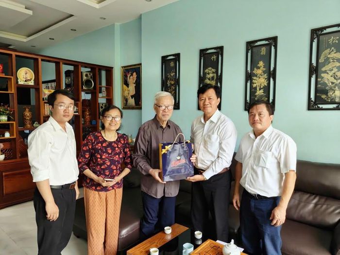 Đoàn công tác dâng hương tại Đền thờ các Anh hùng liệt sĩ Chiến trường Điện Biên Phủ.