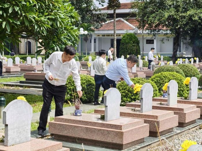 Đoàn công tác thắp hương tại Nghĩa trang liệt sĩ Him Lam.
