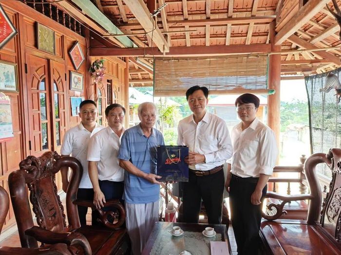 Chánh án TAND tỉnh Điện Biên trao quà tại gia đình đồng chí Lường Văn Pánh - Nguyên Chánh án TAND tỉnh Điện Biên.