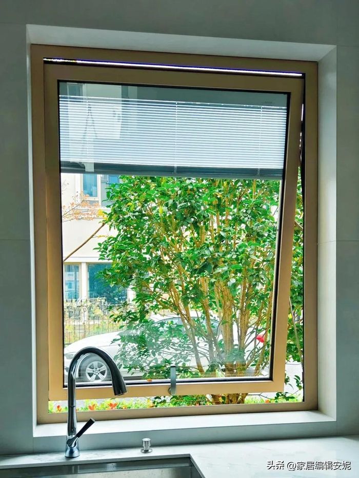 Chỉ cần hé cửa sổ vừa đủ để bổ sung không khí, không nên mở quá rộng khi nấu ăn.