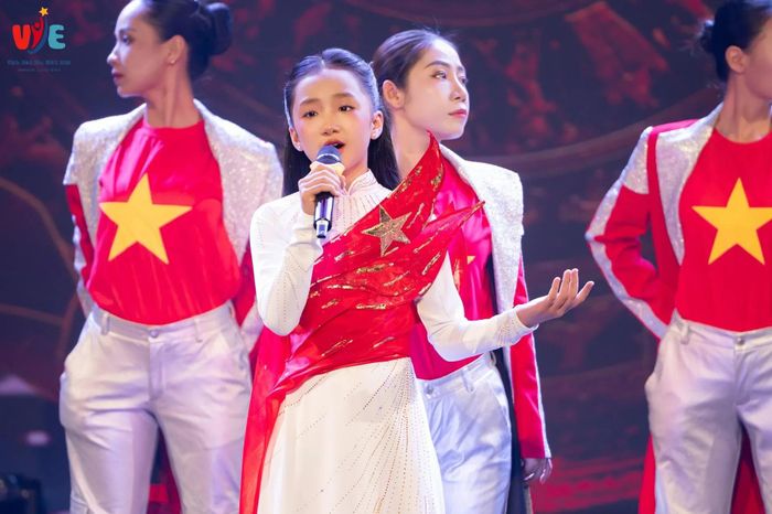 Thí sinh biểu diễn.