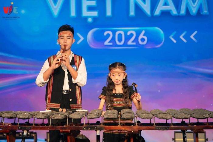 Thí sinh biểu diễn.