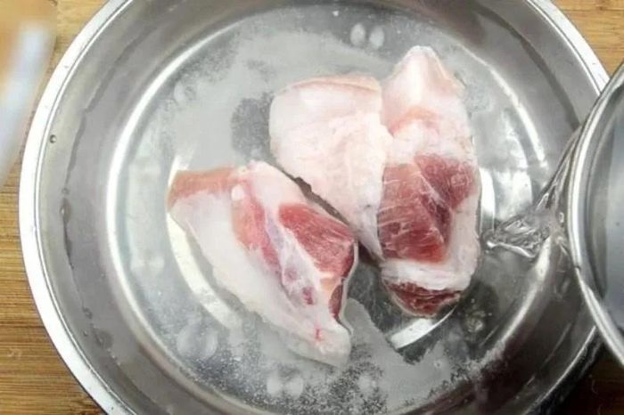 Rửa thịt bằng nước nóng không giúp khử khuẩn hoàn toàn mà còn có thể làm giảm chất lượng thực phẩm.