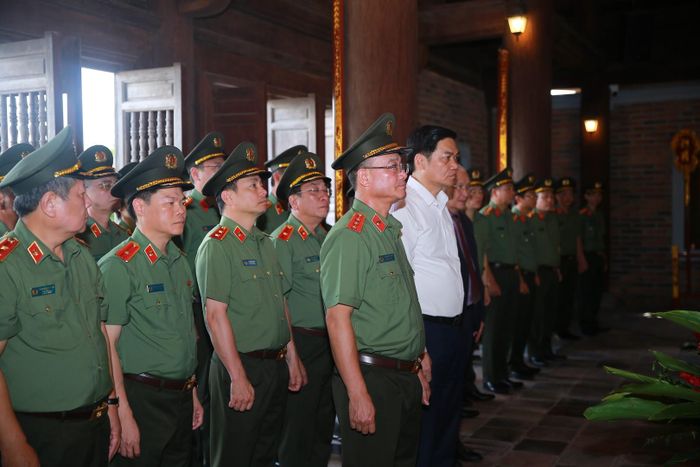 Đoàn thành kính tưởng niệm đấng sinh thành, anh chị em ruột, những người thân trong gia tộc của Bác