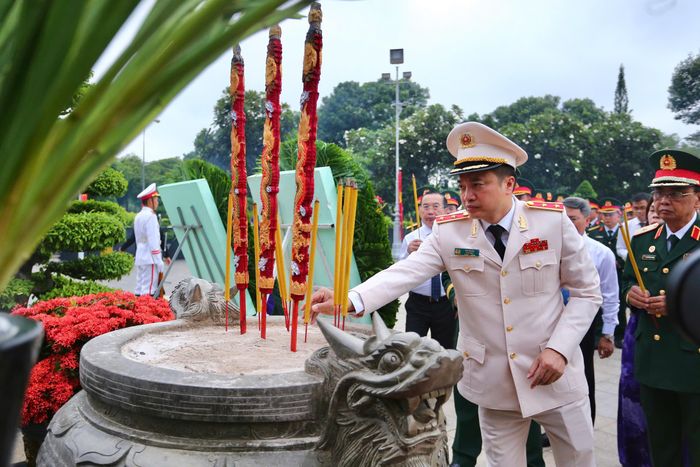 Trung tướng Mai Hoàng, Ủy viên Ban Thường vụ Thành ủy, Giám đốc Công an TPHCM cùng các đại biểu dâng hương tưởng niệm các anh hùng liệt sỹ