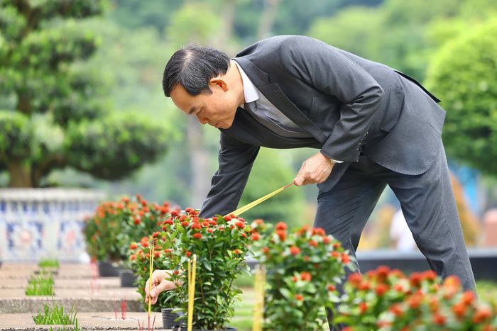 Bí thư Thành ủy TPHCM Trần Lưu Quang thắp hương tại phần mộ liệt sĩ