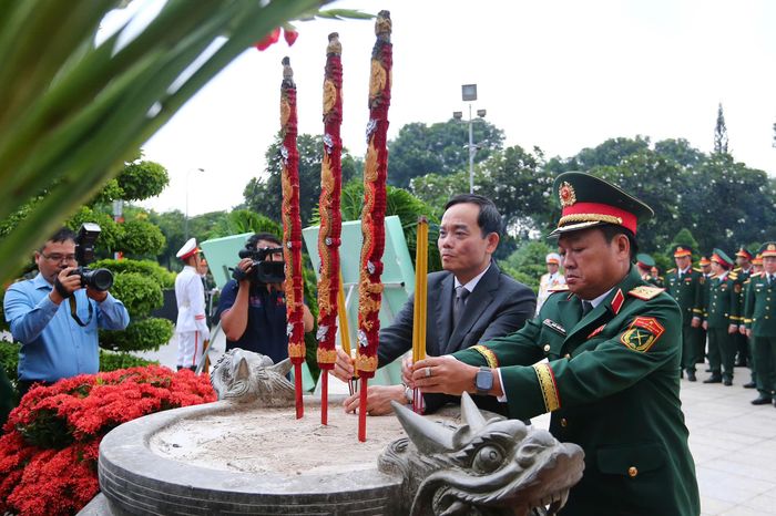 Đồng chí Trần Lưu Quang, Ủy viên Bộ Chính trị, Bí thư Thành ủy TPHCM và Trung tướng Trần Vinh Ngọc, Chính ủy Quân khu 7 dâng hương