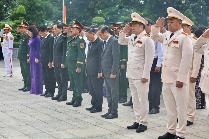 Đoàn đại biểu dành phút mặc niệm tưởng nhớ các Anh hùng liệt sĩ