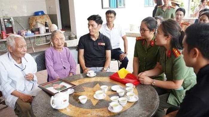 Ban Tổ chức đến thăm, trao những bức ảnh phục dựng tại một số gia đình Liệt sĩ