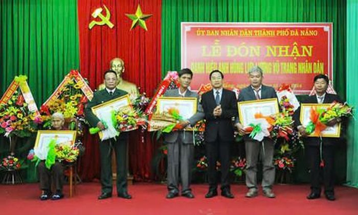Ông Hoàng Mười (thứ hai từ trái qua) đại diện gia đình nhận danh hiệu Anh hùng Lực lượng vũ trang Nhân dân cho Liệt sĩ Hoàng Kim Lếnh
