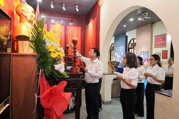 Lãnh đạo phường Bình Thạnh thắp hương tưởng nhớ các anh hùng liệt sĩ