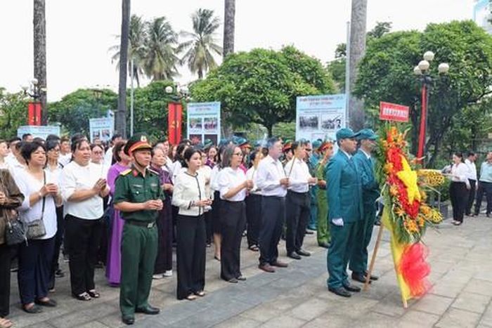 Phường Bình Thạnh dâng hương, dâng hoa tưởng niệm các Anh hùng liệt sĩ