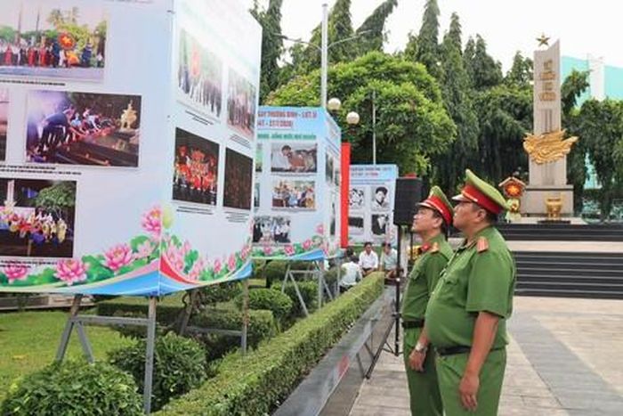 Thượng tá Trần Ngọc Đoàn, Trưởng Công an phường Bình Thạnh tham quan triển lãm ảnh với chủ đề “Đời đời nhớ ơn các Anh hùng liệt sĩ”