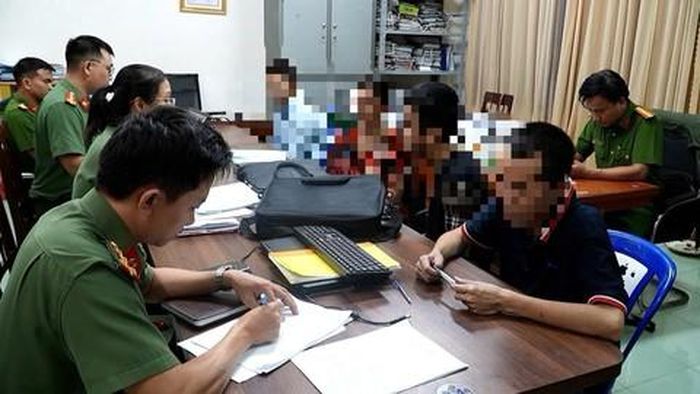 Công an tỉnh Quảng Ngãi làm việc với các công dân bị Campuchia trục xuất về nước