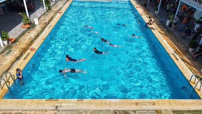 Con em cán bộ, chiến sĩ Công an TPHCM thực hành bơi tại trung tâm
