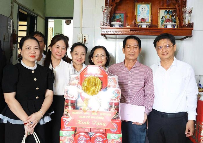 Đoàn công tác tặng quà cho ông Hà Trung Nghĩa
