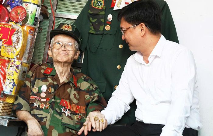 Đồng chí Nguyễn Mạnh Cường thăm hỏi đời sống của ông Lê Thống Nhất