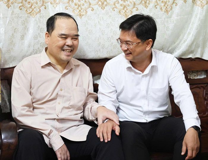 Phó Chủ tịch UBND TP.Hồ Chí Minh Nguyễn Mạnh Cường thăm hỏi đời sống ông Trần Công Hiệu
