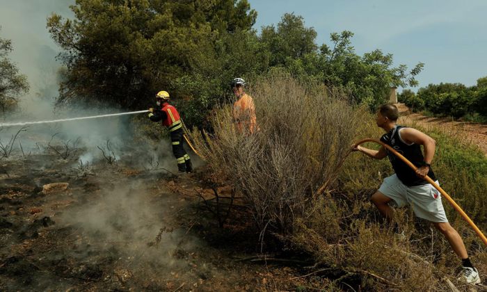 Cảnh sát dập lửa đám cháy rừng ở Tây Ban Nha - Ảnh: Reuters