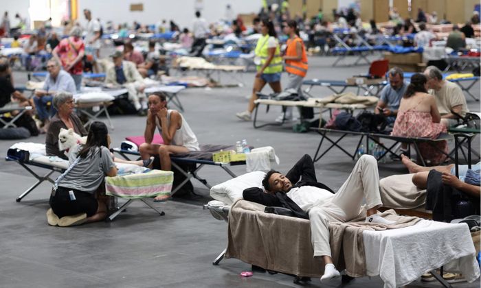 Người dân được sơ tán trong một khu tập trung ở Bordeaux, Pháp - Ảnh: Reuters
