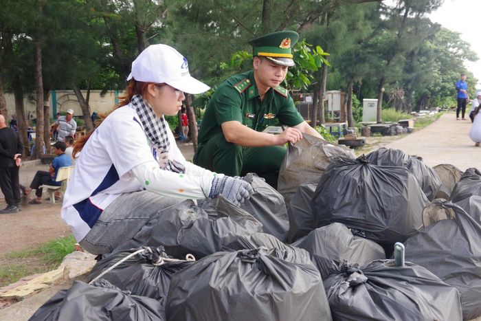 Đoàn viên thanh niên Hải Đội Biên Phòng 1 tham gia hưởng ứng chương trình "Hãy làm sạch biển -Beach CleanUp Day" ở bãi biển Cần Giờ