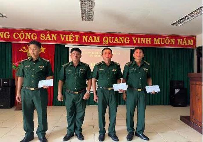 Đơn vị tổ chức trao 4 phần quà cho thân nhân các gia đình chính sách