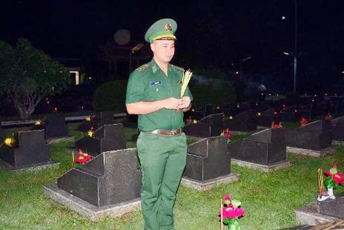 Dâng hương, thắp nến tri ân các Anh hùng liệt sĩ tại Nghĩa trang Liệt sĩ Rừng Sác.