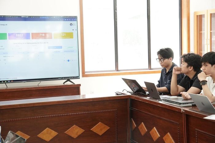 Nhóm thực hiện thực hiện thao tác trên hệ thống phần mềm ứng dụng AI.