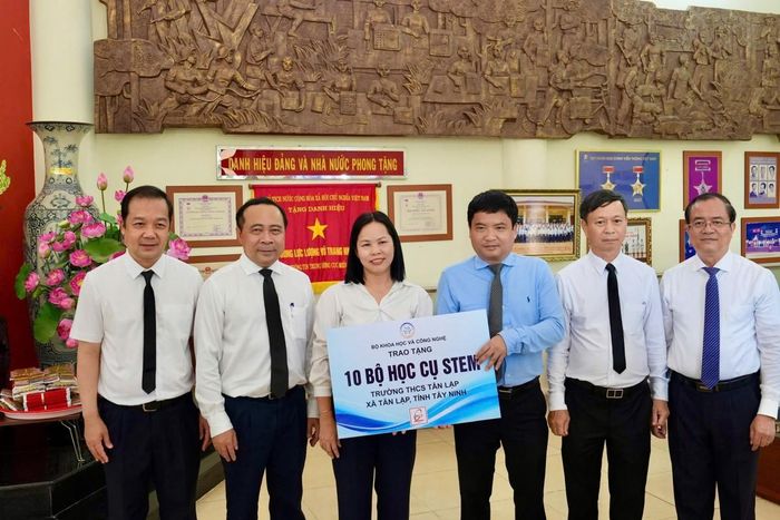 Bộ trưởng Vũ Hải Quân, các Thứ trưởng Bộ KH&CN trao quà cho Trường THCS Tân Lập, Tây Ninh.