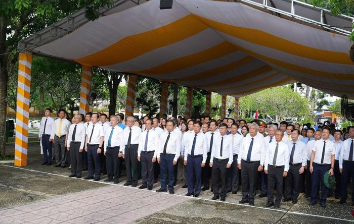 Đoàn công tác của Bộ KH&CN tưởng niệm các Anh hùng liệt sĩ.