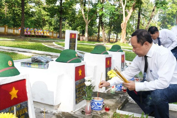 Bộ trưởng Vũ Hải Quân dâng hương tưởng niệm các Anh hùng liệt sĩ Nghĩa trang liệt sĩ ngành Giao bưu - Thông tin R.