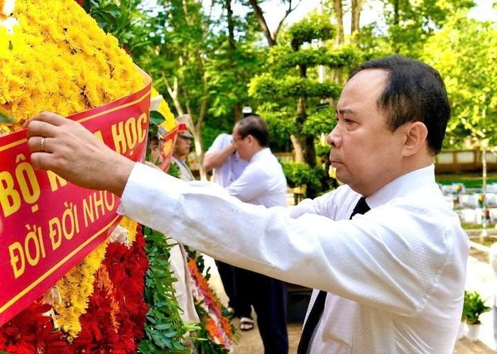 Bộ trưởng Vũ Hải Quân dâng hoa tưởng niệm các Anh hùng liệt sĩ đã anh dũng hy sinh vì độc lập, tự do của Tổ quốc tại Nghĩa trang liệt sĩ ngành Giao bưu - Thông tin R.
