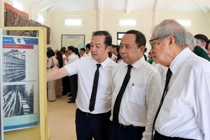 Bộ trưởng Vũ Hải Quân cùng các Thứ trưởng Bộ KH&CN tham quan tại Nhà truyền thống Giao bưu - Thông tin.