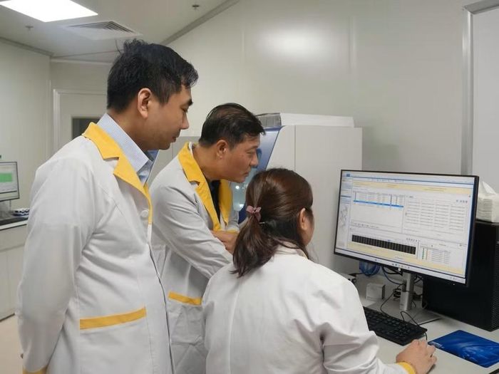 Các nhà nghiên cứu của dự án đang kiểm tra kết quả giải mã gene tại Lab (Ảnh:nhandan.vn).