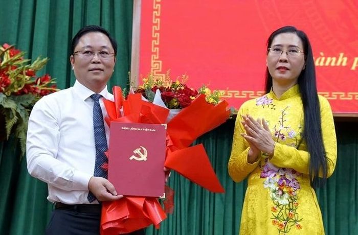 Bà Bùi Thị Quỳnh Vân, Ủy viên Trung ương Đảng, Phó Trưởng Ban Tổ chức Trung ương trao quyết định của Ban Bí thư điều động, phân công, chỉ định ông Lê Trí Thanh giữ chức Phó Bí thư Thành ủy Huế nhiệm kỳ 2025 – 2030.