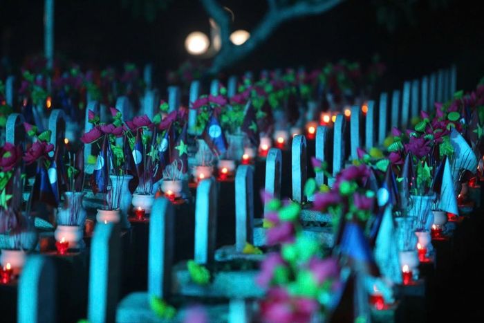 Những ngọn nến tri ân được thắp lên thể hiện lòng biết ơn, của đạo lý “Uống nước nhớ nguồn”, “Đền ơn đáp nghĩa” của thế hệ hôm nay đối với các Anh hùng - Liệt sĩ. (Ảnh: NAG)