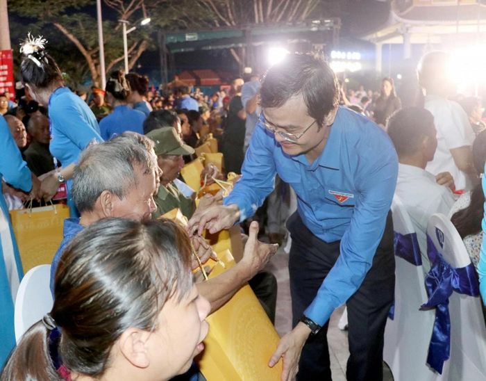 Ban tổ chức trao tặng các suất quà đến các gia đình chính sách, thương bệnh binh tại chương trình. (Ảnh: NAG)