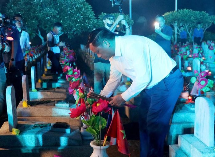 Phó Chủ tịch nước Võ Thị Ánh Xuân, Bí thư Tỉnh ủy Nghệ An Nguyễn Khắc Thận thắp nến tri ân các anh hùng liệt sỹ. (Ảnh: NAG)