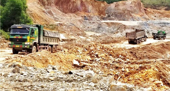  Xe vận chuyển vật liệu hoạt động trong khu vực khai thác khoáng sản theo quy định, phục vụ nhu cầu vật liệu xây dựng và bảo đảm tuân thủ các yêu cầu về an toàn, môi trường. ( Ảnh minh họa) 